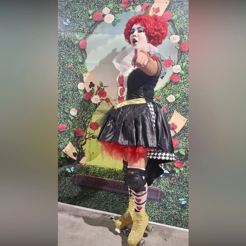 The Queen of Hearts/ The Red Queen Women’s Costume - Picture 13 of 14